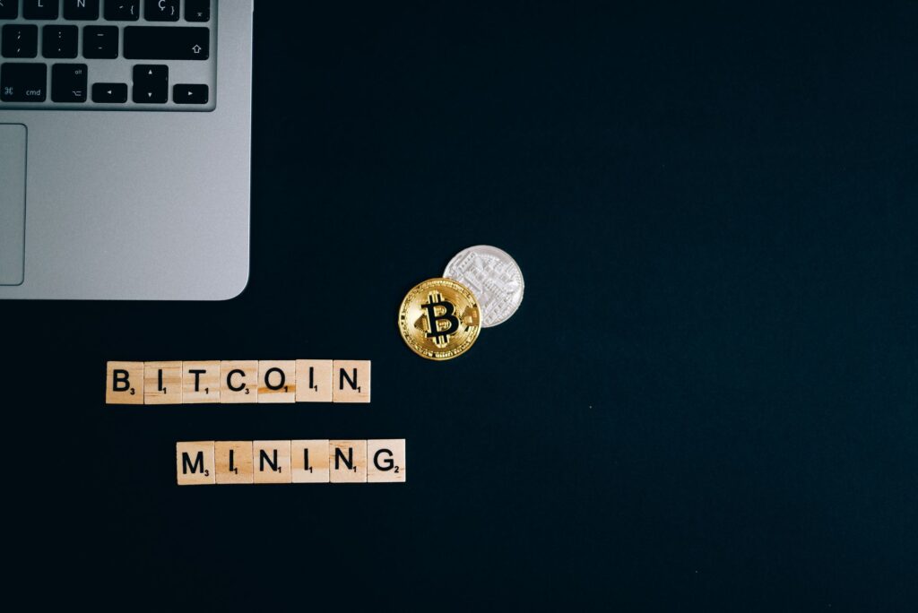 Bitcoin e laptop per il confronto tra criptovalute