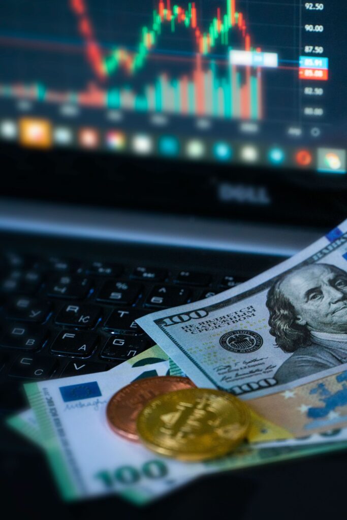 Bitcoin e valute tradizionali davanti a grafico finanziario