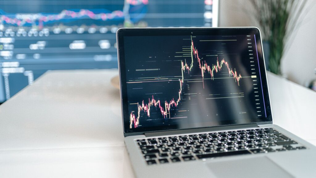 Dati e grafici delle criptovalute su laptop