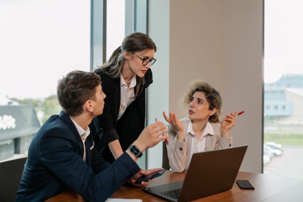 Professionisti durante una riunione di lavoro, immagine editoriale per la recensione Partner.Co