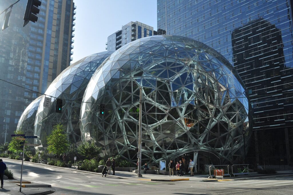 Amazon Spheres dal lato di Seventh Avenue a Seattle