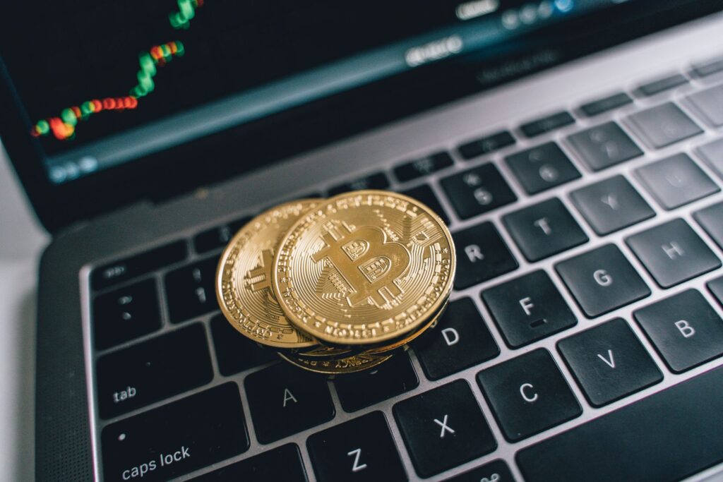 Bitcoin e grafico finanziario su laptop
