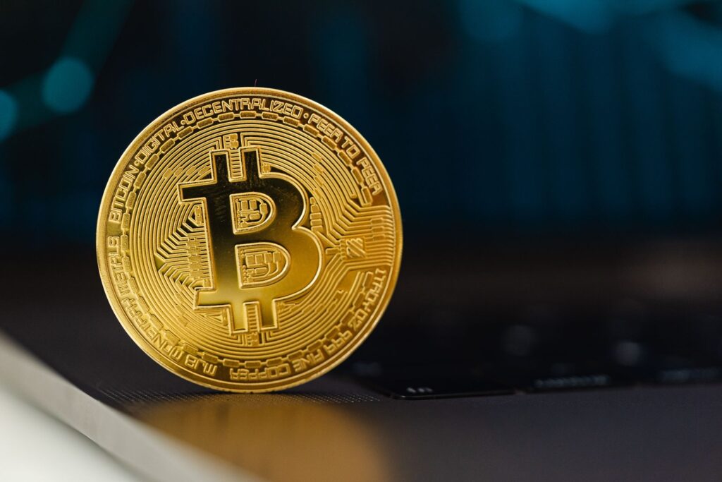 Bitcoin su laptop per finanza digitale
