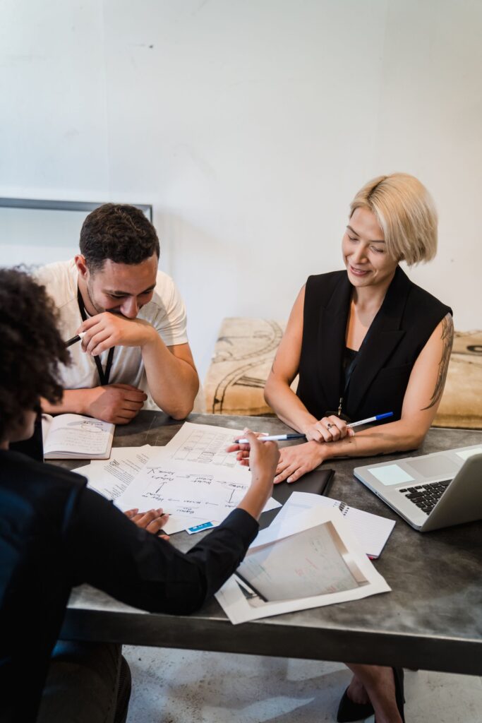 Gruppo di lavoro pianifica una strategia