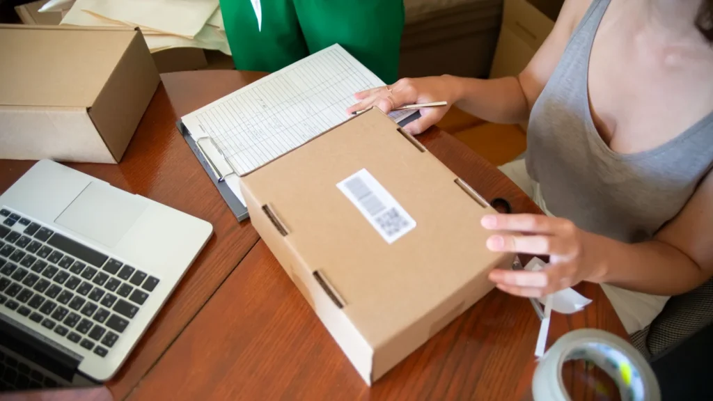 Preparazione e imballaggio di un ordine venduto online